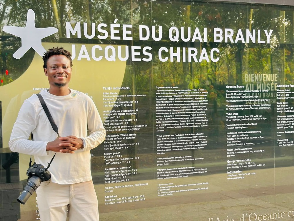 Nauld Adjahuime devant le musée du quai Branly, Paris
