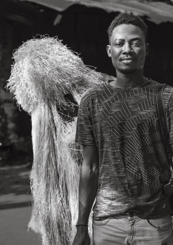 Nauld Adjahuime avec un Zangbéto, Porto-Novo